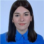 Llevo más de 3 años enseñando español a niños extranjeros (profesora ELE) en colegios oficiales y además también tengo experiencia como profesora de español para adultos. Además enseño otros idiomas, pero enseñar español es lo que más de gusta.
Soy  fluen